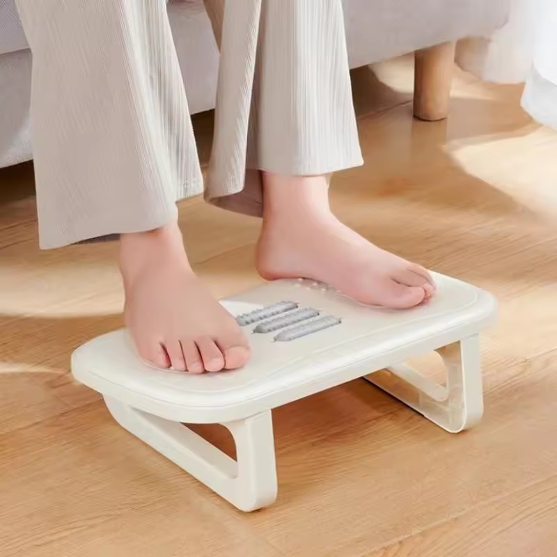 仕事中や自宅での快適性を高める、内蔵マッサージローラー付きの - Footrest Under Desk のレビューと価格